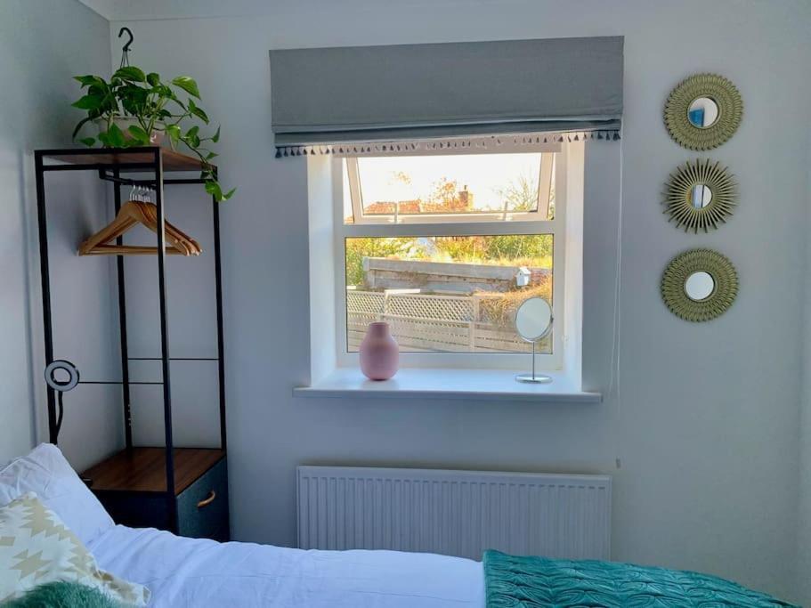May Cottage - Heart Of Vibrant Village & 10 Mins Walk To Beach 米尔福德昂西 外观 照片